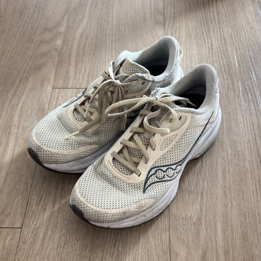 Saucony Women 6 Cream Athletic Sneakers
